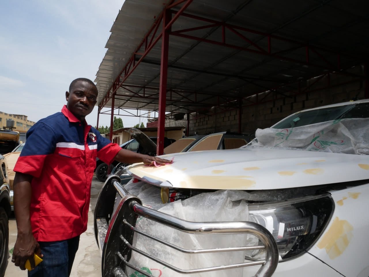 Atelier PMG CAR à Port-Bouët Anani — préparation d'un véhicule